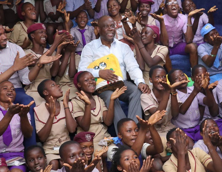 Wigwe with Makoko children - THEWILL NEWS MEDIA