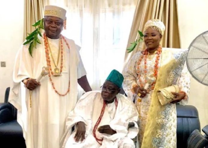 Adebutu and his wife with Kabiyesi