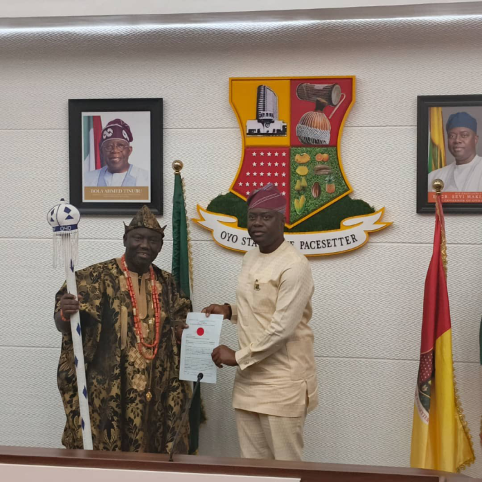 Oyo State governor, Seyi Makinde, has presented the certificate and staff of office to the newly appointed Alaafin of Oyo, Oba Abimbola Owoade. Oyo State governor, Seyi Makinde, has presented the certificate and staff of office to the newly appointed Alaafin of Oyo, Oba Abimbola Owoade.