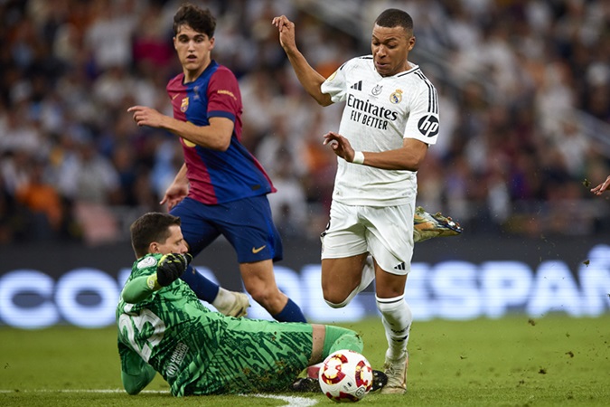 Szczesny Sees Red As Barca Clinch Supercopa Glory Against Real Madrid Szczesny Sees Red As Barca Clinch Supercopa Glory Against Real Madrid