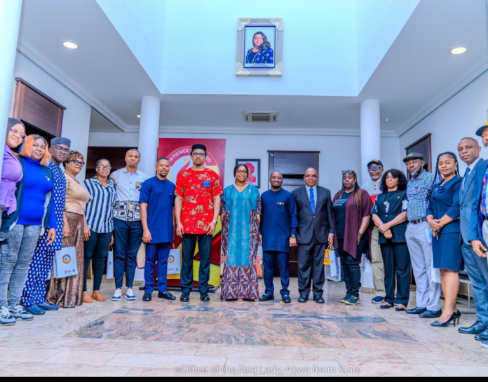 AKWA Ibom State first lady designate, Lady Helen Eno Obareki, with dignitaries from Rotary International District 9142, during the visit in Uyo.