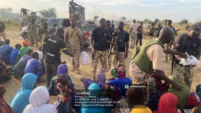Troops with rescued kidnapped victims Troops with rescued kidnapped victims