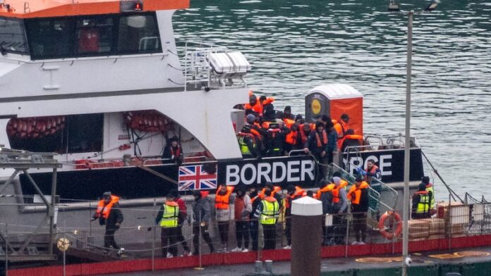 UK Directs Border Officials to Seize Phones From Illegal Migrants, Check Mouths For Hidden SIM Cards