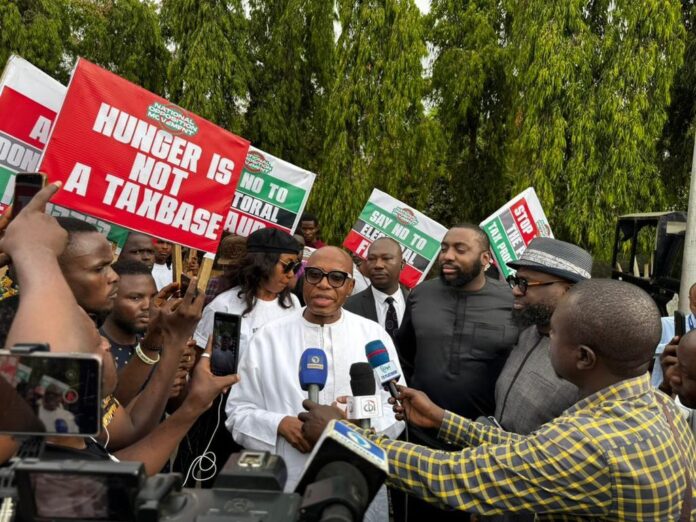 Electoral Act: Police, Protesters Clash At NASS As Amaechi Joins #OccupyNASS Movement Electoral Act: Police, Protesters Clash At NASS As Amaechi Joins #OccupyNASS Movement