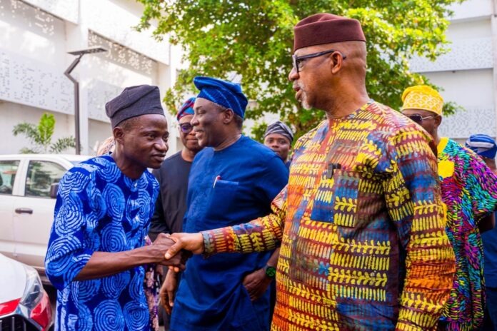 Abiodun Rewards Nigeria’s Best Teacher with Two-Bedroom Bungalow, FG Donates Car Abiodun Rewards Nigeria’s Best Teacher with Two-Bedroom Bungalow, FG Donates Car