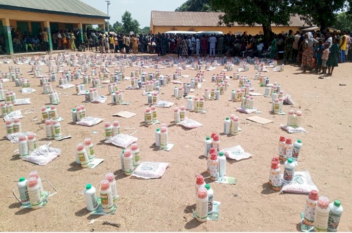 Benue Govt, Renew Hope Agenda Distribute Farm Inputs To Yelwata Farmers Benue Govt, Renew Hope Agenda Distribute Farm Inputs To Yelwata Farmers