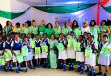 Oluremi Tinubu’s Initiative Reaches Itu As 320 Girls Receive Menstrual Hygiene Support wife of Itu LGA Chairman, Mrs Idongesit Ubong Nkutt, with school girls who benefited from Sanitary pads and hygiene materials during the World Menstrual Day Celebration at Mbak Atai, Monday.