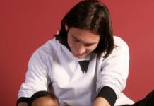 One UNICEF Photo Became Football’s Most Beautiful Prophecy Caregiver washing a baby in a blue tub against a red background, focusing on bath time care