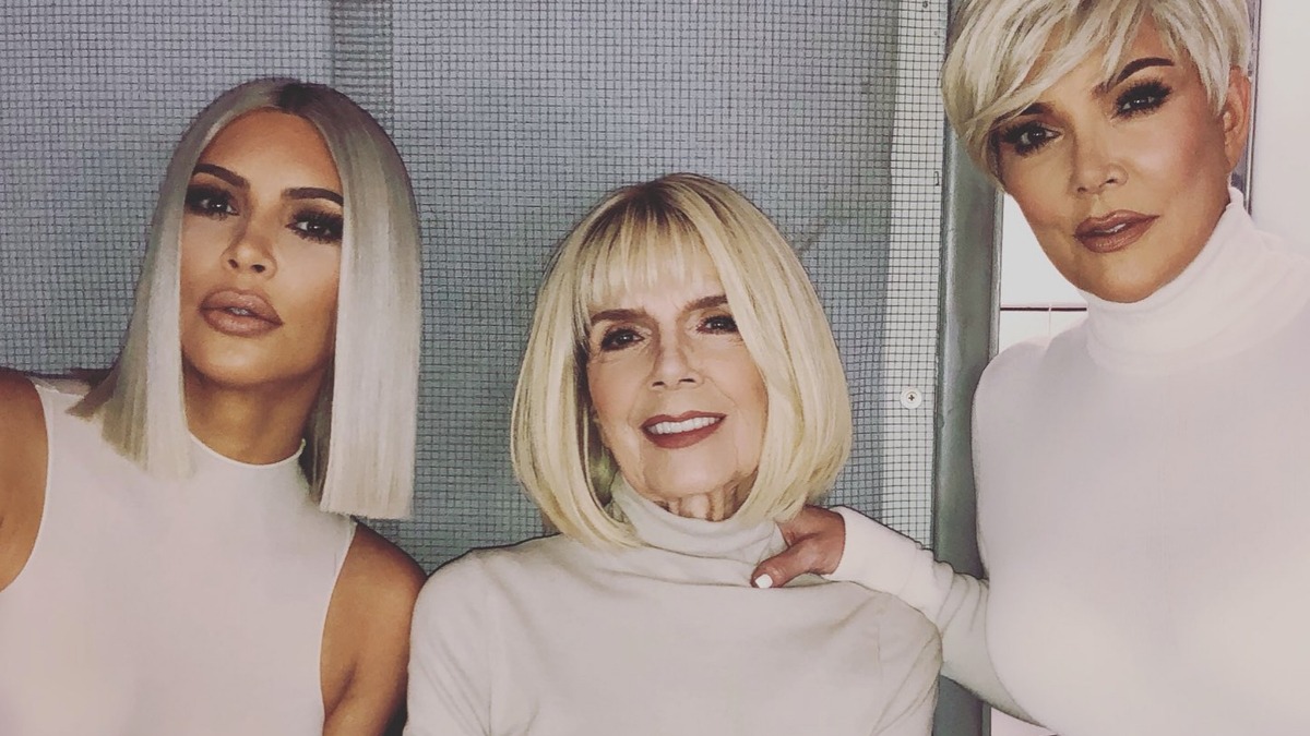 Mary Jo 1 - THEWILL NEWS MEDIA Three women with blonde hair in white outfits pose together and smile at the camera.