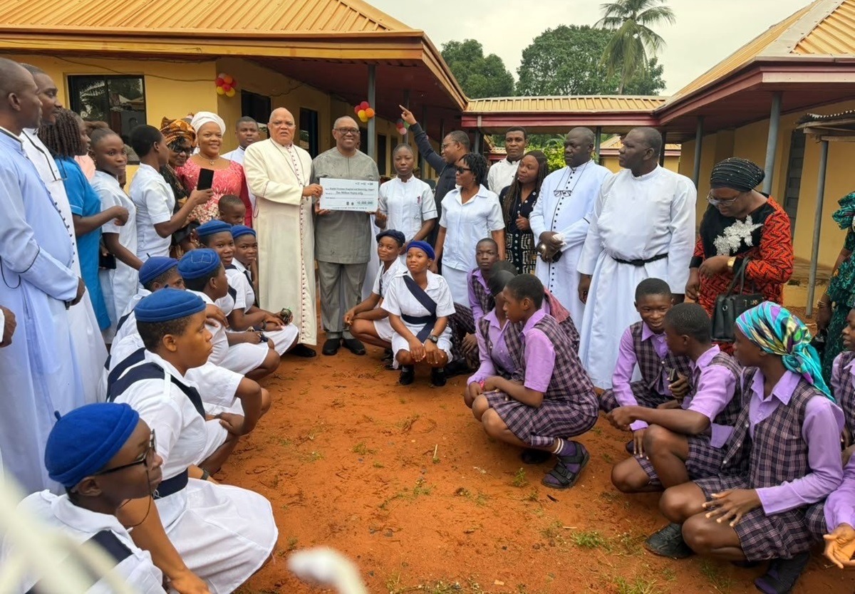 Peter Obi - THEWILL NEWS MEDIA The Nigeria Democratic Congress (NDC) presidential candidate, Peter Obi (centre) presents a symbolic cheque of ₦10 million to the management of St. Raphael's Hospital, Umueri, Anambra East Local Government Area, during a visit to the facility to mark his 65th birthday.